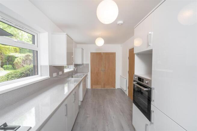 5 bed Detached to rent Image 5