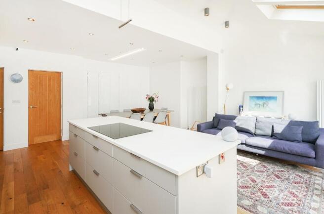 4 bed Semi-Detached for sale Image 6