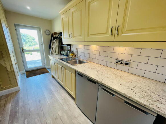 5 bed Detached for sale Image 10