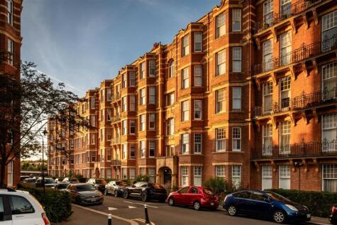 Sutton Court W4