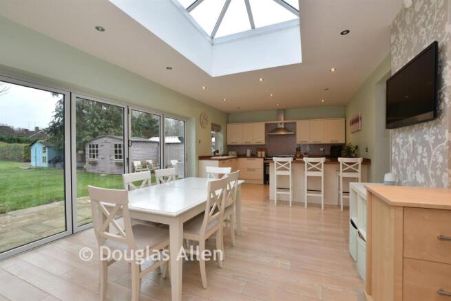 Kitchen/Lounge /Dining Area