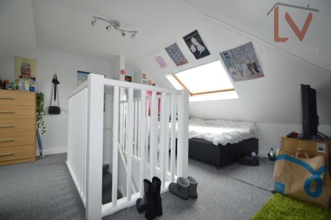 5 bed Semi-Detached to rent Image 12