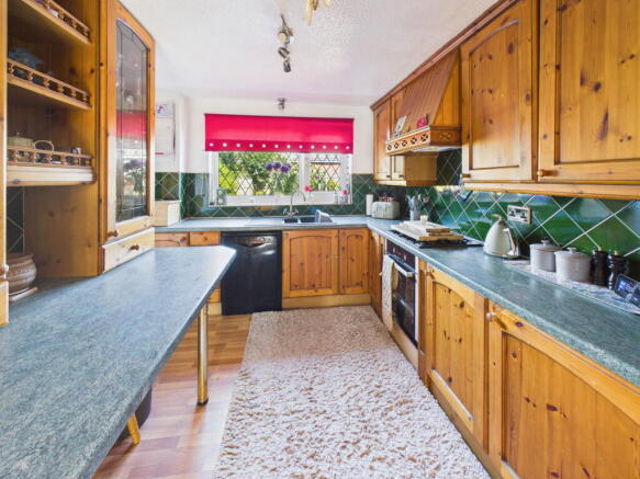 5 bed Detached for sale Image 4