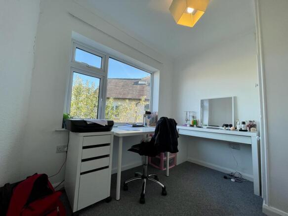 4 bed Semi-Detached to rent Image 7