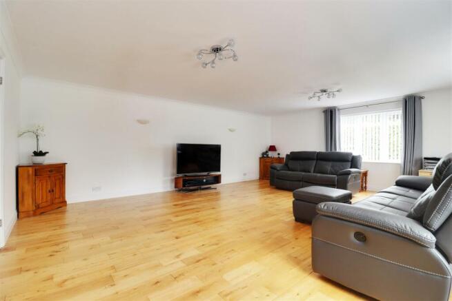 5 bed Detached Bungalow for sale Image 6