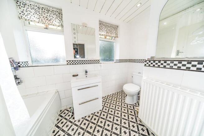 8 Albany Ave bathroom 2.jpg