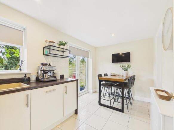 6 bed Detached for sale Image 11