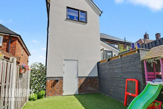 4 bed Semi-Detached for sale Image 4