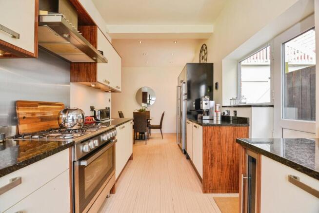 4 bed Semi-Detached for sale Image 6