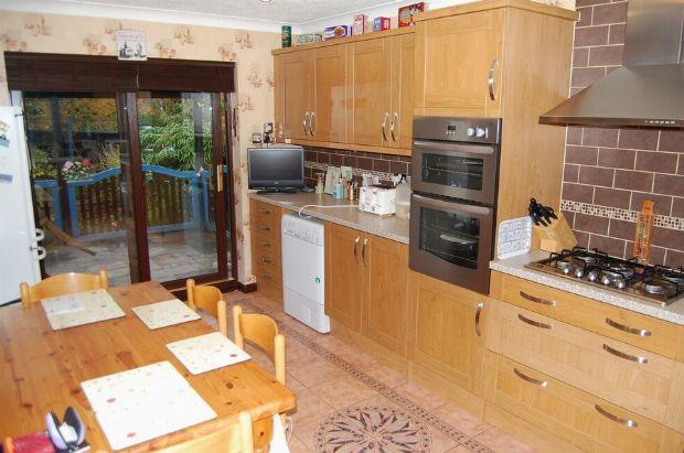 KITCHEN/BREAKFAST ROOM