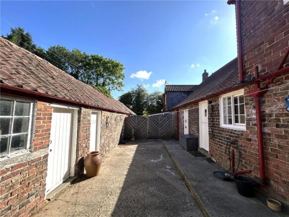 2 bed Semi-Detached to rent Image 12
