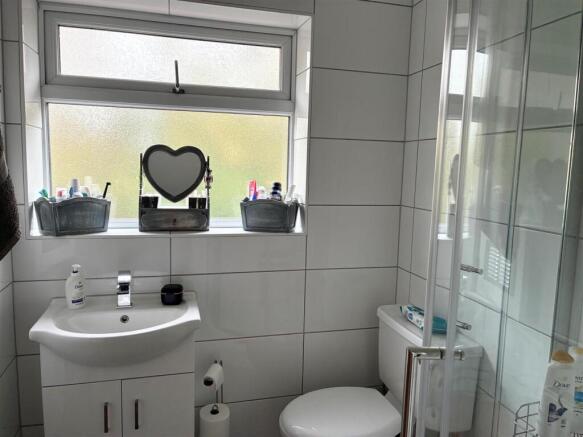 39 Mill lane Bathroom NEW sPET 26.jpg