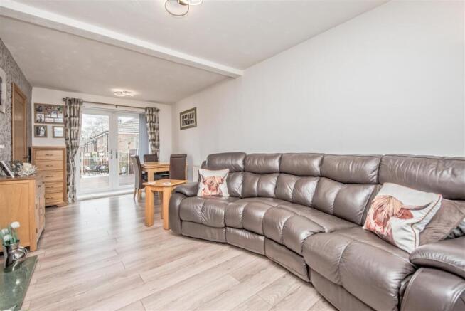 Living / Dining Room: