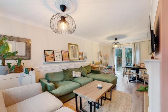 118 Coronation Drive lounge .jpg