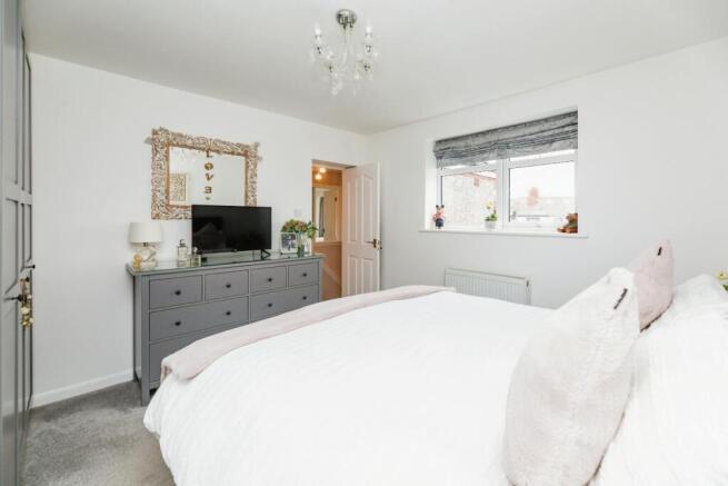 4 bed Semi-Detached for sale Image 11