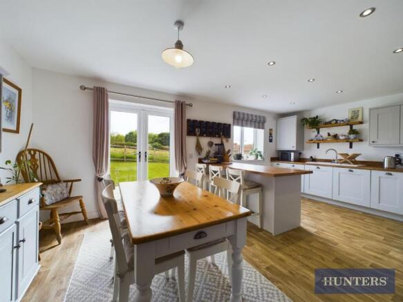 4 bed House to rent Image 4