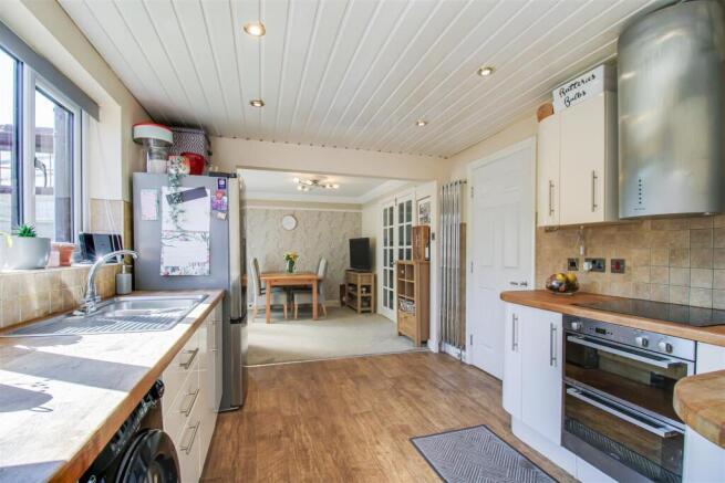 4 bed Detached for sale Image 4
