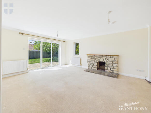 CAM03852G0-PR0634-STILL005