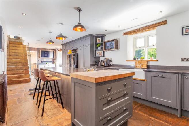 5 bed Semi-Detached for sale Image 5