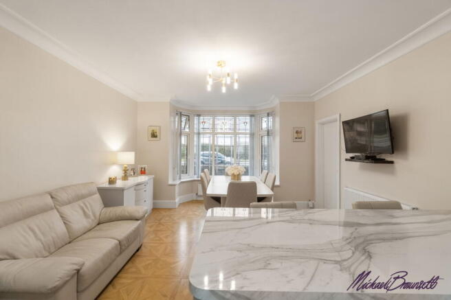 6 bed Detached for sale Image 10
