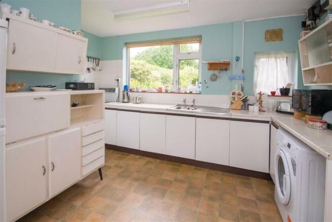 KITCHEN/DINING ROOM