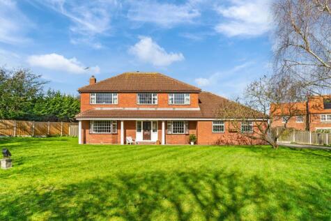 Four bedroom self build in a generous plot... Trevarthen House.