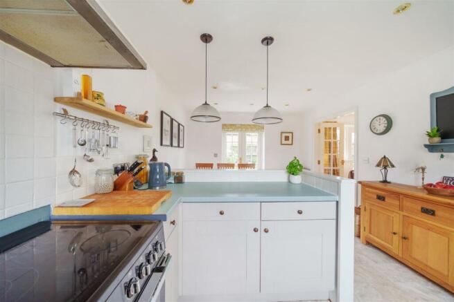 KITCHEN/DINING ROOM