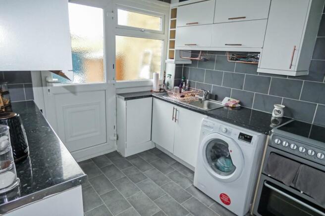 2 bed Terraced to rent Image 5