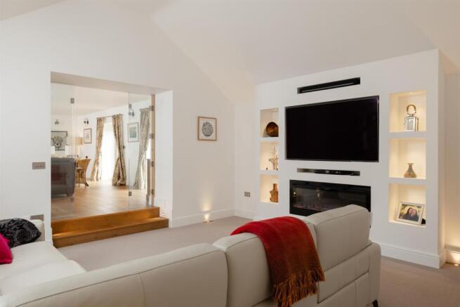 5 bed House for sale Image 8