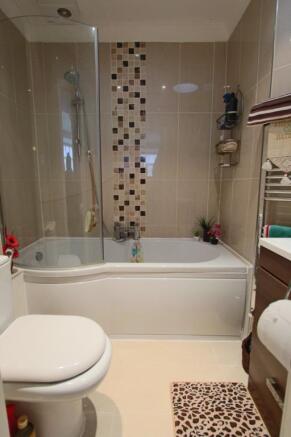 EN SUITE BATHROOM