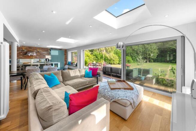 4 bed Detached for sale Image 9