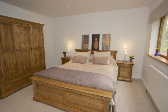 4 bed Town House to rent Image 11
