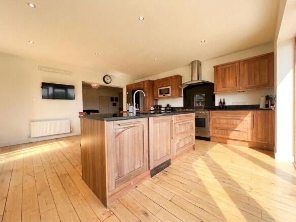 4 bed Detached for sale Image 6