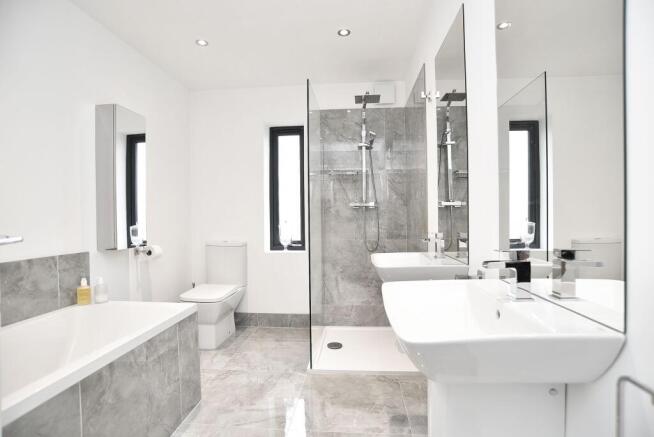 4 bed Detached for sale Image 6