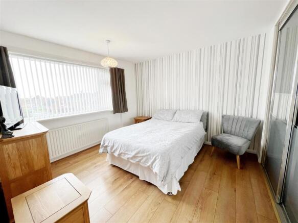 Bedroom 1 pic 1.jpg