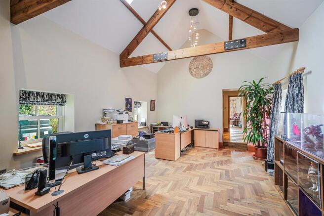 5 bed Detached for sale Image 9