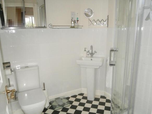 En-suite to Bed 1