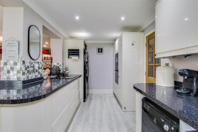 4 bed Detached for sale Image 4