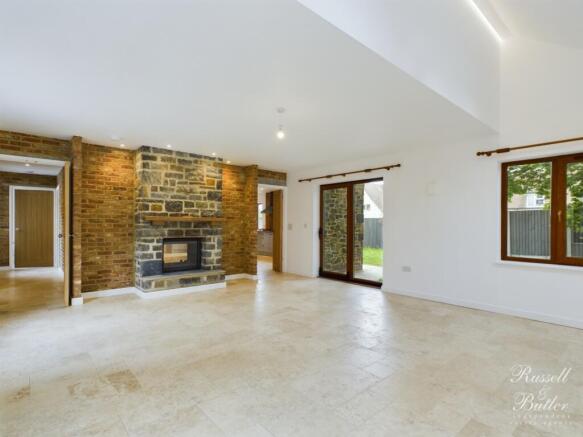 CAM01995G0-PR0186-STILL029