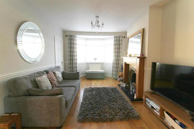 LOUNGE/DINING AREA