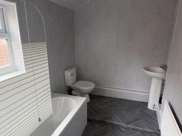 2 bed Terraced to rent Image 3