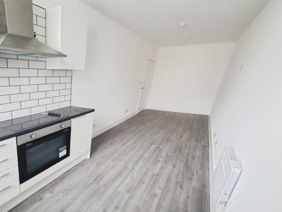 2 bed Apartment to rent Image 4