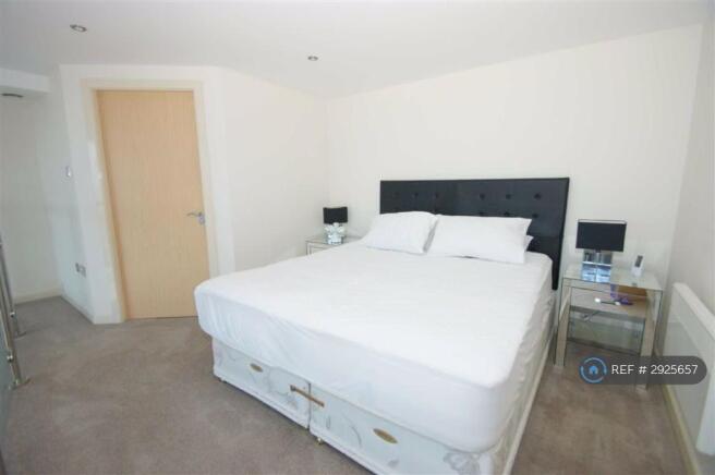 2 bed Penthouse to rent Image 7