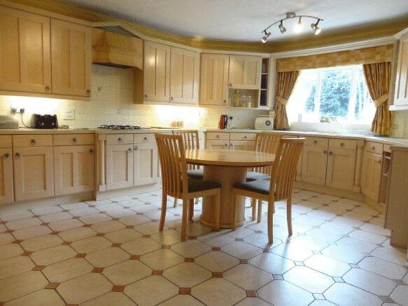 LIVING KITCHEN...