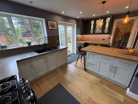 4 bed Detached for sale Image 6