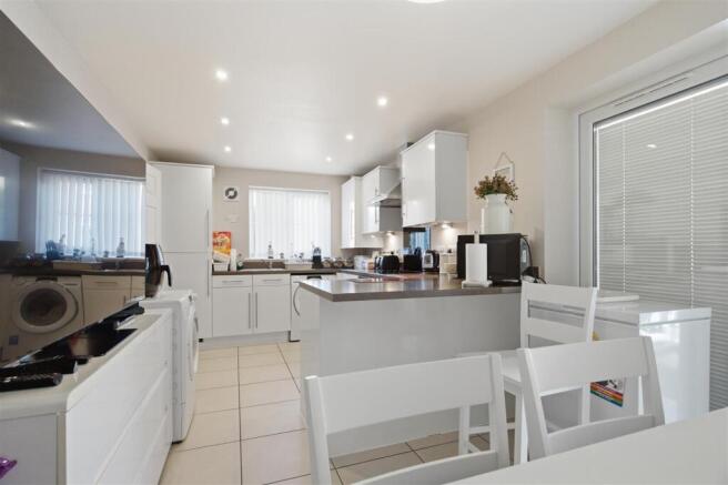 4 bed Detached for sale Image 8