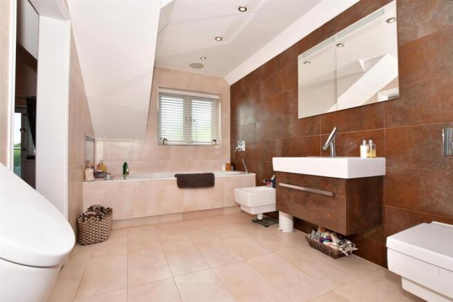 En-Suite Bathroom Bed 1
