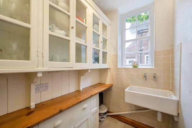 6 bed Semi-Detached for sale Image 9