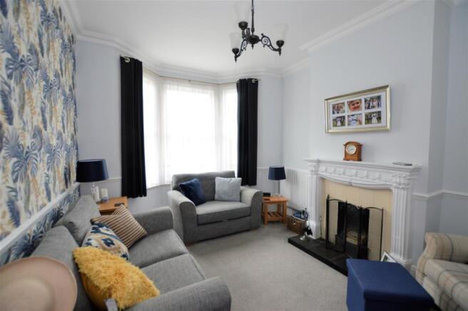 157 Nelson Road liv Oct.JPG