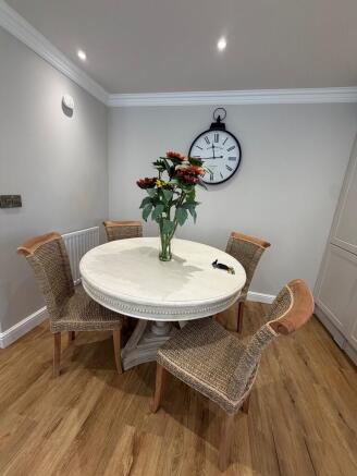 2 bed Apartment to rent Image 5